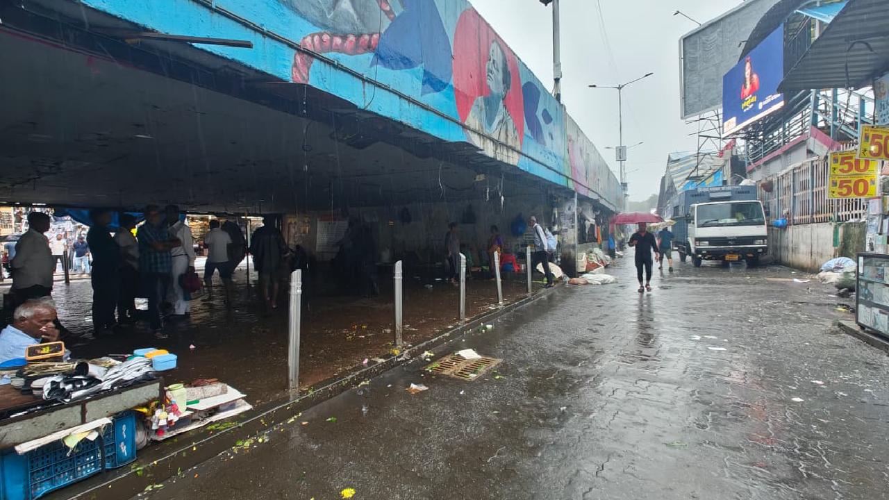 Lanes outside Dadar West Railway Station, usually packed with flower and vegetable vendors, were submerged as the downpour forced shopkeepers to stay away (PIC/ Ritika Gondhalekar)